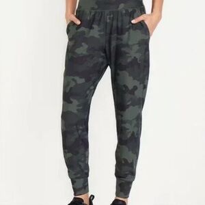 Old Navy high rise go-dry Camouflage Jogger Pants